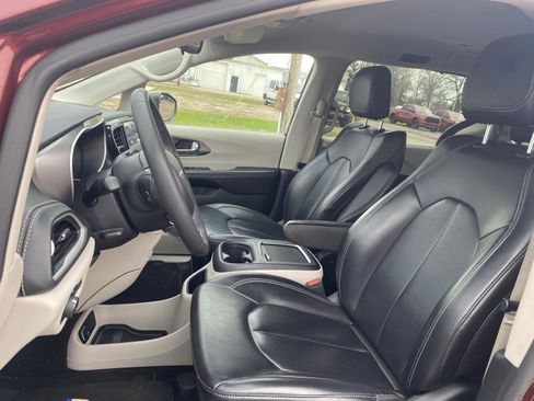 Used 2023 Chrysler Pacifica Touring-L image 16