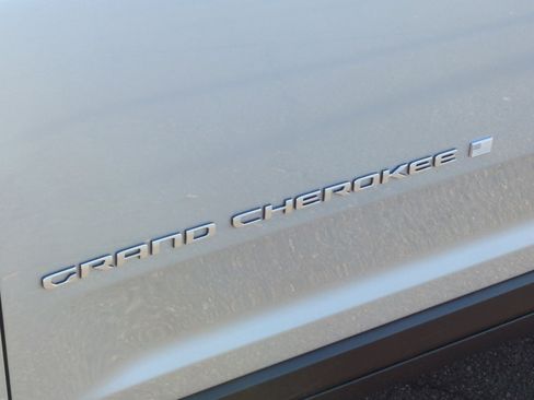 New 2025 Jeep Grand Cherokee Laredo w/ Luxury Tech Group I image 24