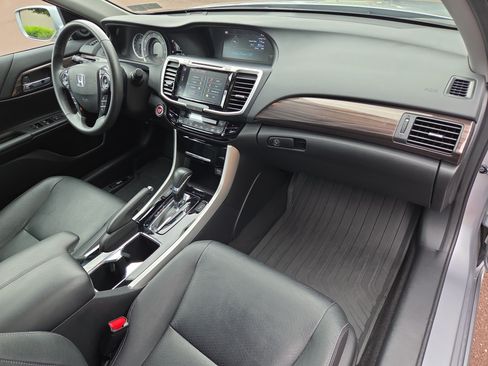 Used 2017 Honda Accord Touring image 18