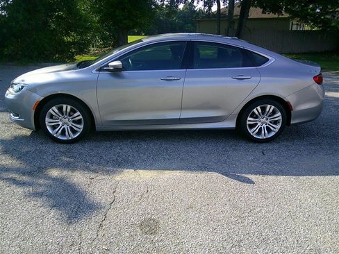 Used 2015 Chrysler 200 Limited w/ Convenience Group FWD image 2