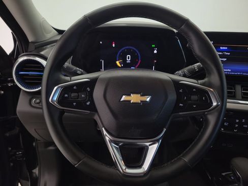 Used 2025 Chevrolet Trax LT w/ LT Convenience Package FWD image 14