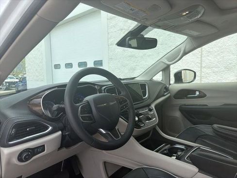 Certified 2023 Chrysler Pacifica Limited FWD image 10