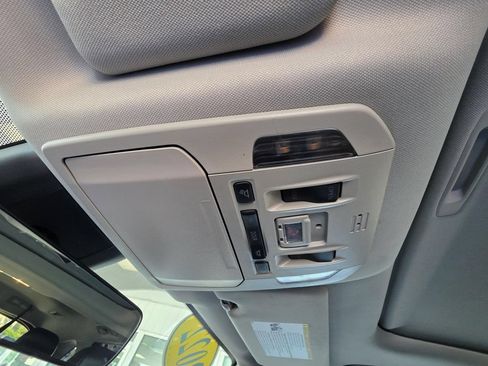 Used 2022 Toyota Highlander XLE FWD image 30