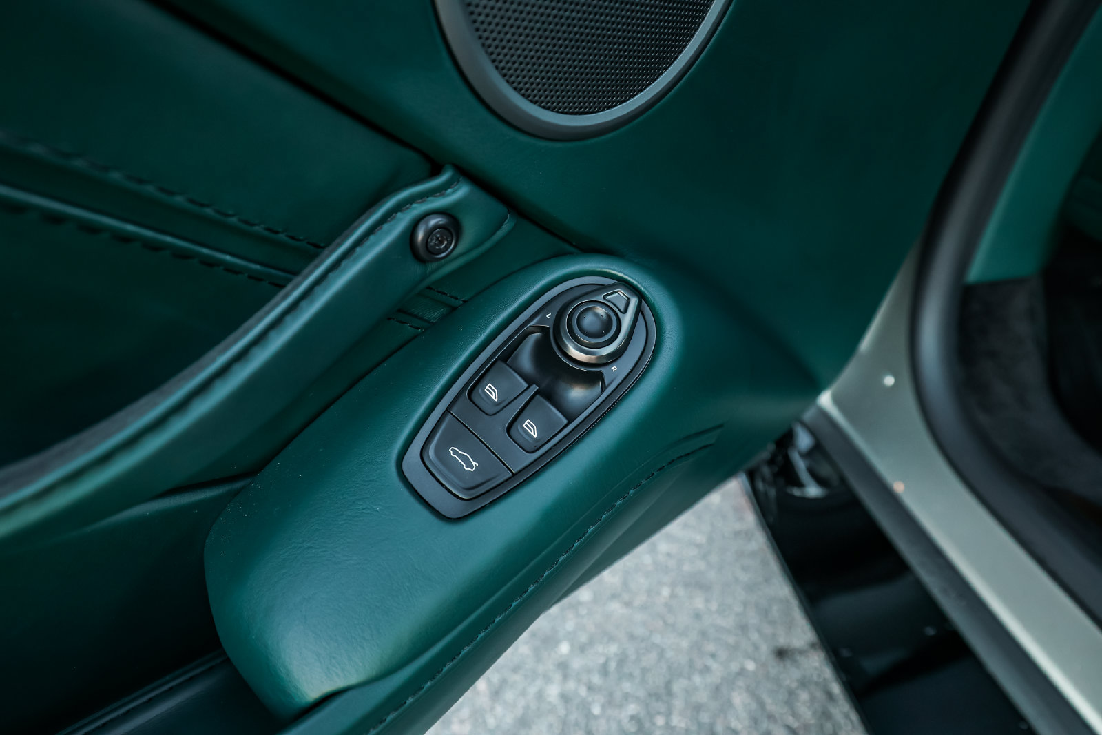 Used 2023 Aston Martin V12 Vantage RWD image 25