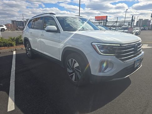 Used 2025 Volkswagen Atlas SE image 2