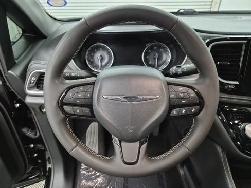 Used 2025 Chrysler Pacifica Limited FWD image 22