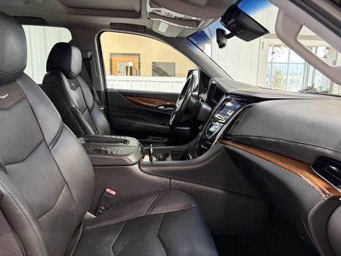 Used 2016 Cadillac Escalade Luxury image 42