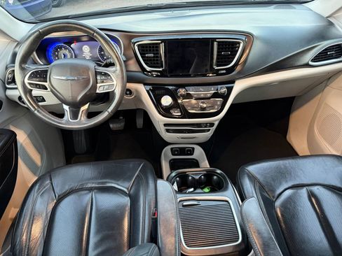 Used 2018 Chrysler Pacifica Touring-L Plus image 9