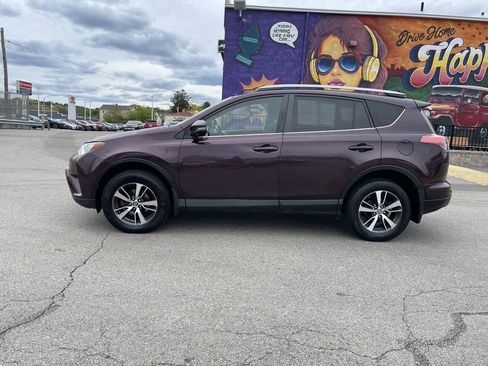Used 2018 Toyota RAV4 XLE AWD/4WD image 2