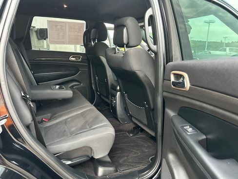 Used 2017 Jeep Grand Cherokee Laredo w/ Quick Order Package 23E AWD/4WD image 28