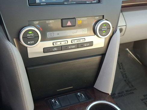 Used 2014 Toyota Camry XLE image 16