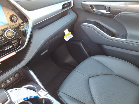 New 2026 Toyota Highlander Platinum image 18