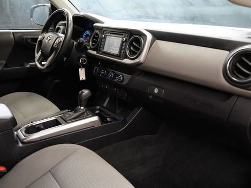 Used 2017 Toyota Tacoma SR5 AWD/4WD image 49