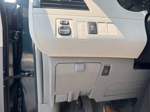 Used 2011 Toyota Sienna LE w/ Towing Pkg FWD image 19
