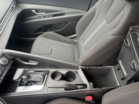 Used 2023 Hyundai Elantra SE w/ Preferred Accessory Package FWD image 24