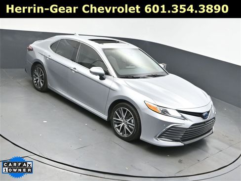 Used 2022 Toyota Camry XLE image 1