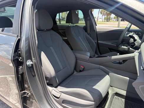 Used 2025 Hyundai Elantra SE FWD image 16