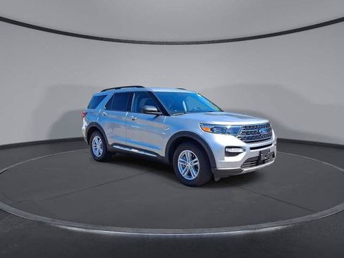Certified 2021 Ford Explorer XLT w/ Equipment Group 202A AWD/4WD image 2