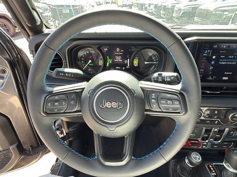 Used 2025 Jeep Wrangler Unlimited Rubicon 4xe w/ Convenience Group AWD/4WD image 26