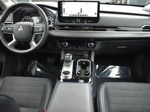 Used 2025 Mitsubishi Outlander SE image 14