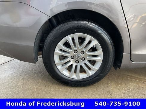 Used 2011 Toyota Sienna XLE w/ XLE Navigation Pkg image 12