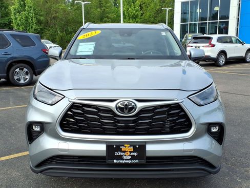 Used 2023 Toyota Highlander XLE AWD/4WD image 2