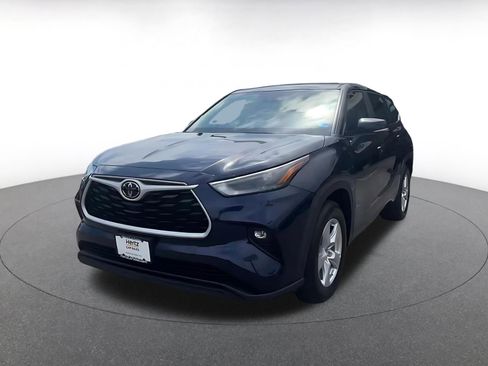 Used 2025 Toyota Highlander LE FWD image 7