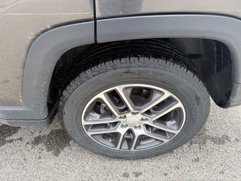 Used 2018 Jeep Compass Latitude w/ Cold Weather Group FWD image 4