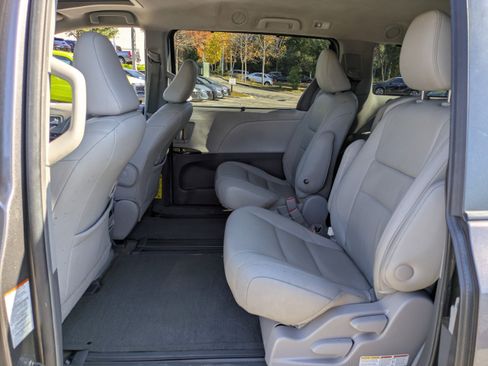 Used 2015 Toyota Sienna Limited image 16