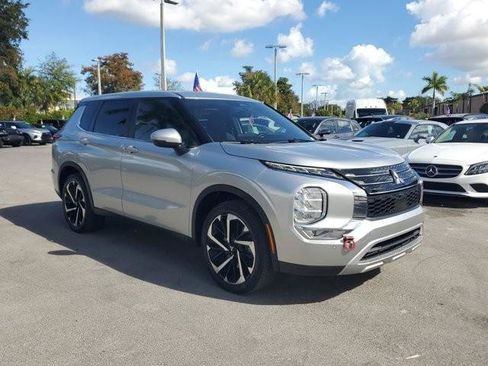 Used 2023 Mitsubishi Outlander SE image 3