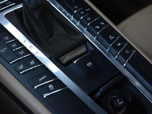 Certified 2018 Porsche Macan AWD/4WD image 21