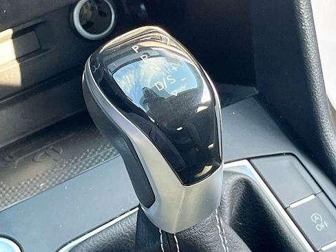 Used 2022 Volkswagen Taos SE image 16