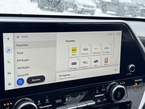 Used 2024 Toyota Highlander Platinum image 25