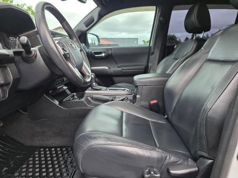 Used 2018 Toyota Tacoma TRD Sport AWD/4WD image 25