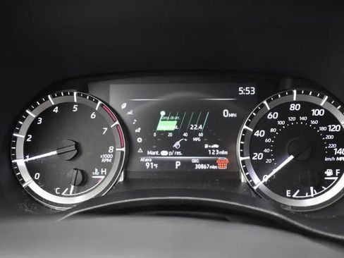 Used 2025 Toyota Highlander LE FWD image 27