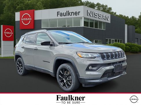 Used 2023 Jeep Compass Latitude w/ Sun and Sound Group AWD/4WD image 1