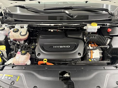 Used 2022 Chrysler Pacifica Touring-L image 8