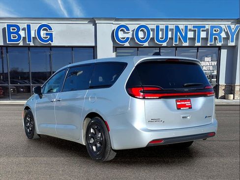 Used 2023 Chrysler Pacifica Touring-L w/ S Appearance Package image 3