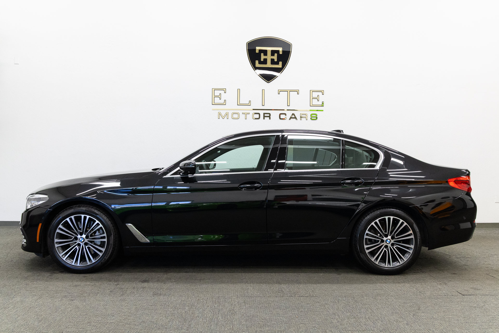 Used 2019 BMW 540i w/ Premium Package RWD image 2