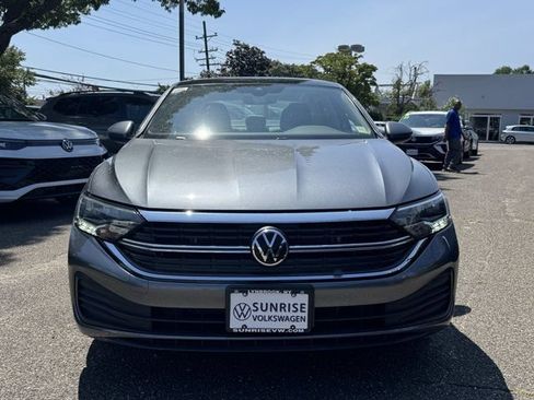 Used 2023 Volkswagen Jetta SE w/ Panoramic Sunroof Package FWD image 2