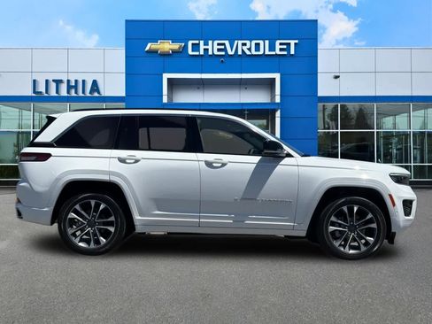 Used 2024 Jeep Grand Cherokee Overland AWD/4WD image 8