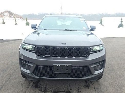 Used 2023 Jeep Grand Cherokee Altitude image 2