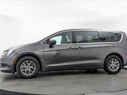 Used 2023 Chrysler Voyager LX FWD image 3