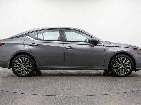 Used 2025 Nissan Altima 2.5 SV FWD image 11