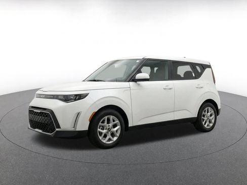 Used 2025 Kia Soul LX w/ LX Technology Package FWD image 3