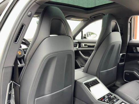 Used 2022 Porsche Panamera 4S w/ Premium Package image 42