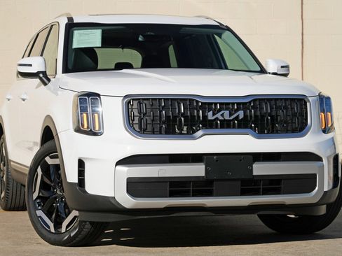 Used 2025 Kia Telluride EX w/ EX Captain's Chair Package AWD/4WD image 3
