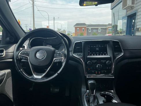 Used 2020 Jeep Grand Cherokee Laredo AWD/4WD image 11