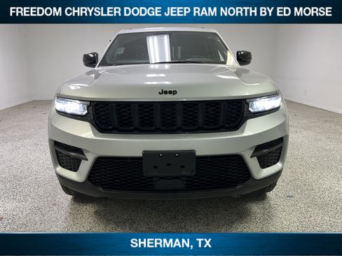 Used 2025 Jeep Grand Cherokee Altitude image 2