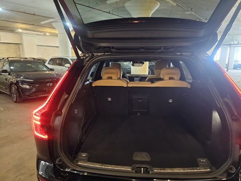 Used 2020 Volvo XC60 T6 Momentum w/ Premium Package image 7